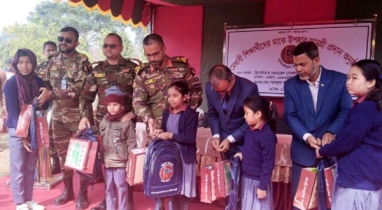 সেনাবাহিনীর উদ্যোগে বান্দরবানে শিক্ষার্থীদের মাঝে শিক্ষাসামগ্রী বিতরণ